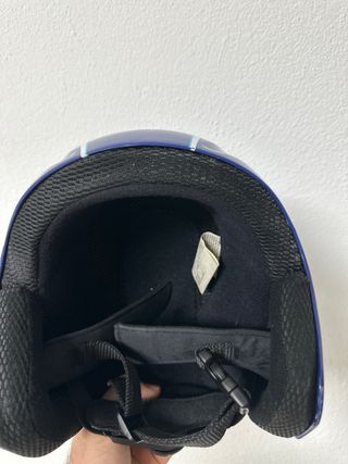 Casco de nieve azul con copos de nieve