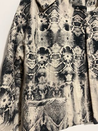 Zara Chaqueta Estampado Serpiente