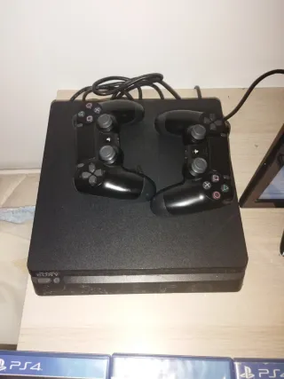 Consola PS4 Negra + 6 Juegos + 2 Mandos + Volante