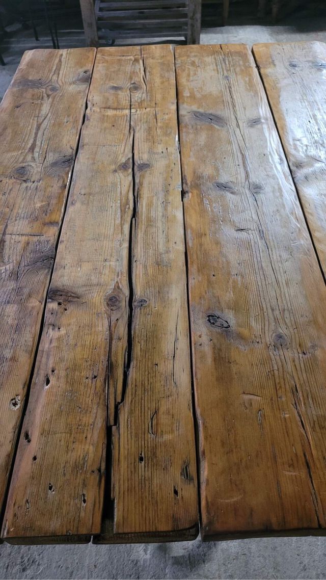 Mesa rústica de madera con base antiguo.