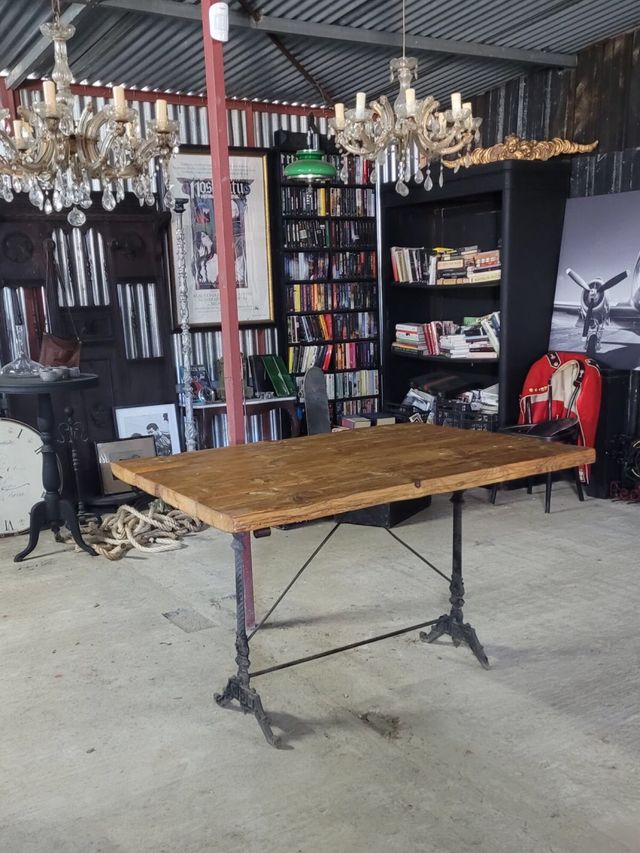 Mesa rústica de madera con base antiguo.