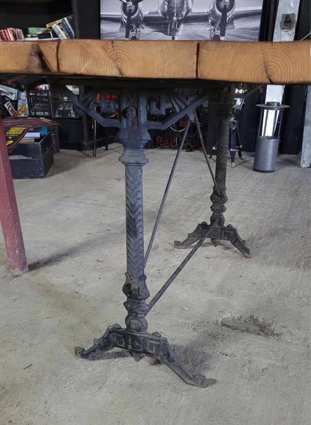 Mesa rústica de madera con base antiguo.