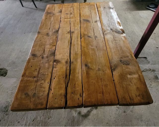 Mesa rústica de madera con base antiguo.