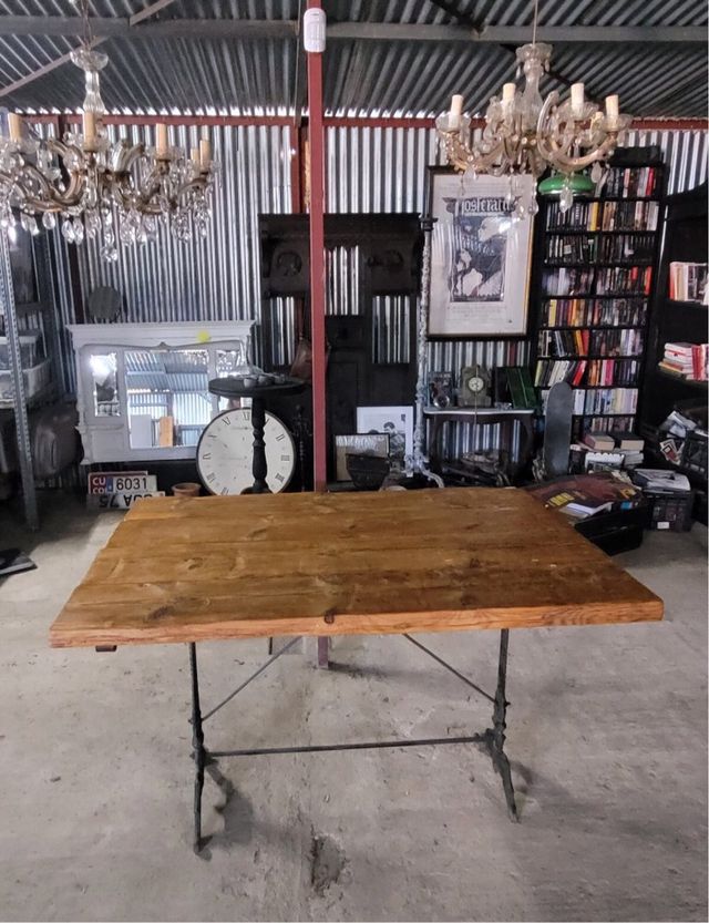 Mesa rústica de madera con base antiguo.