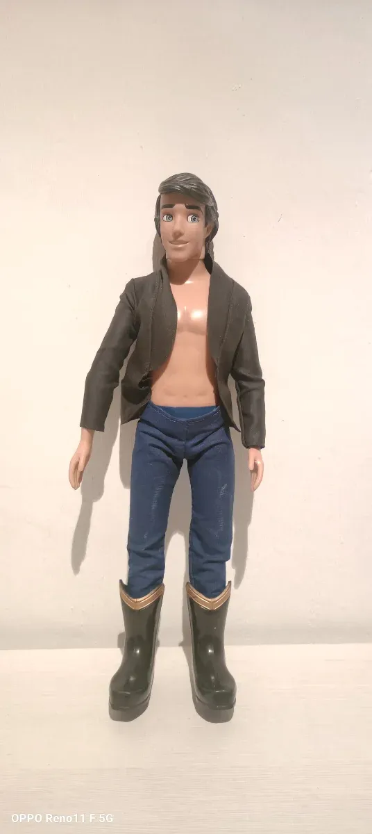 Boneco de menino com jaqueta e botas