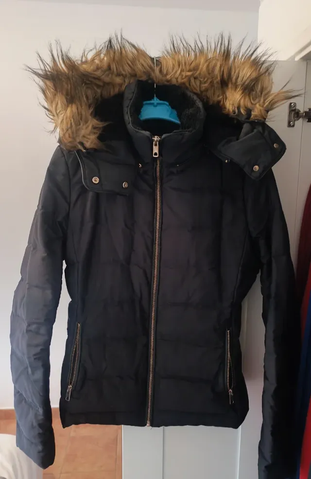 Chaquetón Zara Negro con Capucha y Pelo