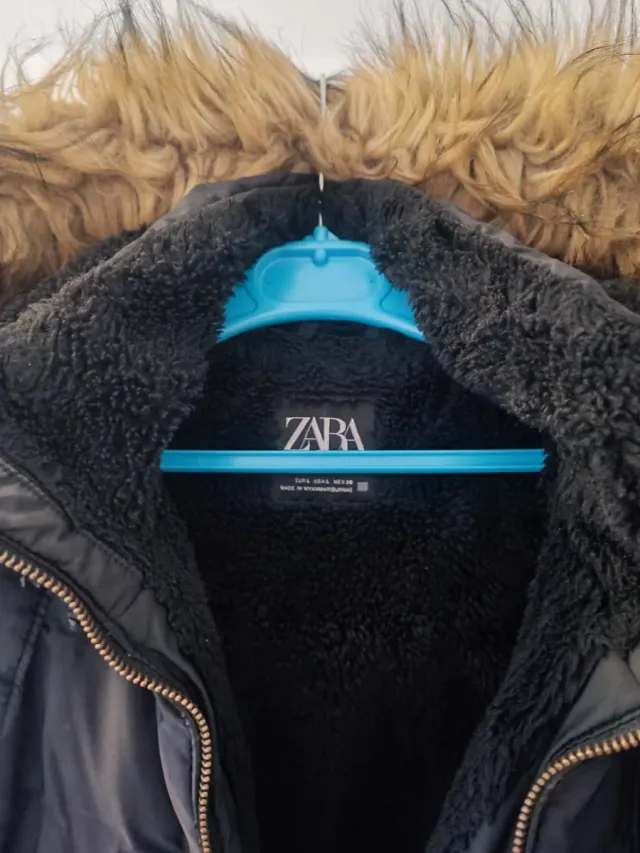 Chaquetón Zara Negro con Capucha y Pelo
