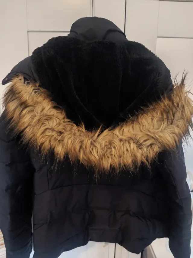Chaquetón Zara Negro con Capucha y Pelo