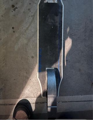 Patinete blanco y gris