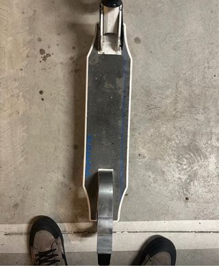 Patinete blanco y gris