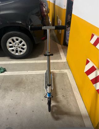 Patinete blanco y gris