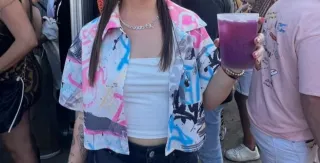 Camiseta corta diseño urbano multicolor