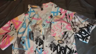 Camiseta corta diseño urbano multicolor