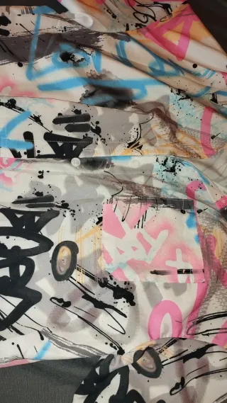 Camiseta corta diseño urbano multicolor