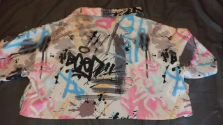 Camiseta corta diseño urbano multicolor