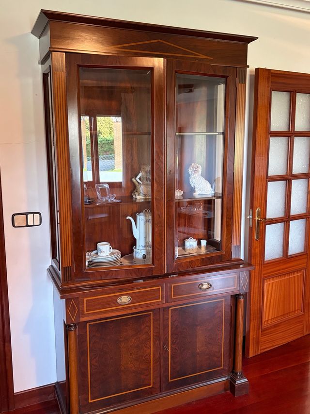 Vitrina de madera con detalles