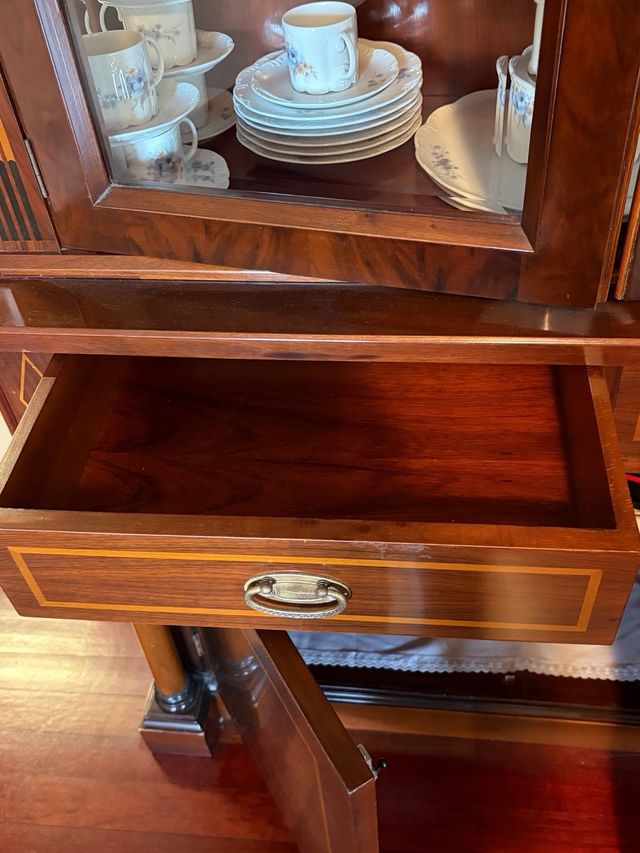 Vitrina de madera con detalles