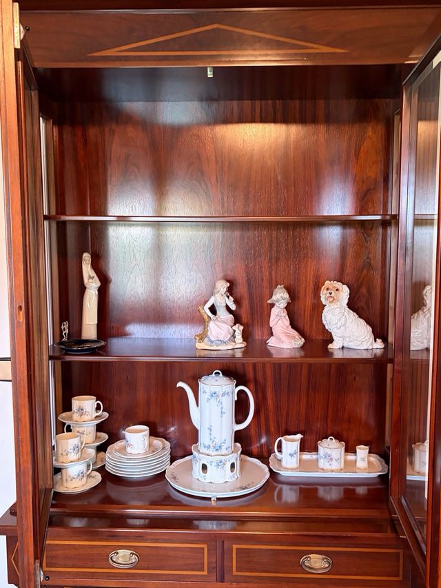 Vitrina de madera con detalles