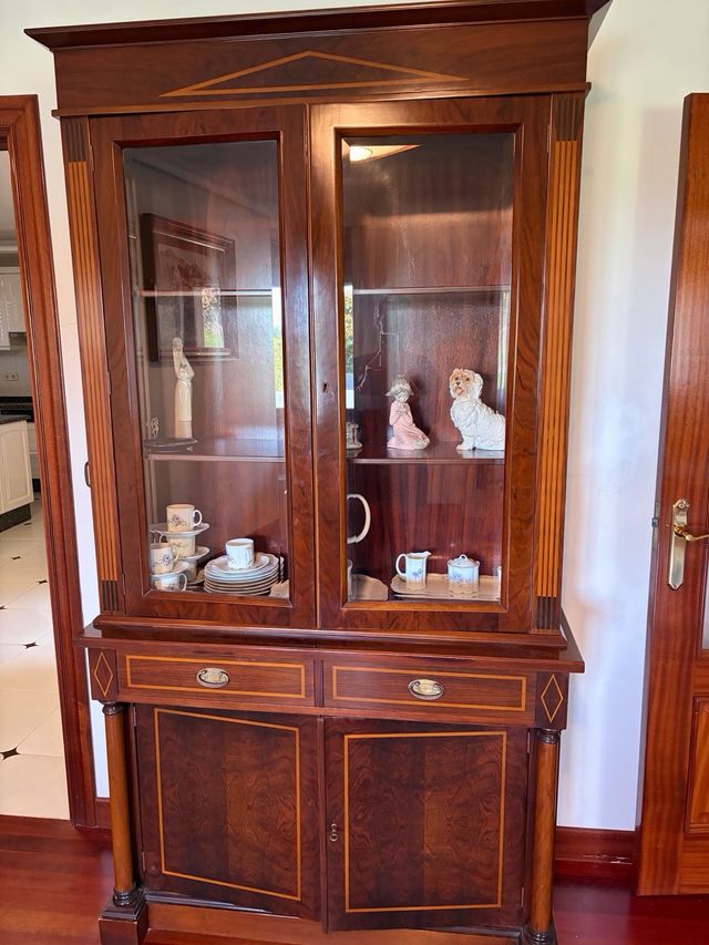 Vitrina de madera con detalles