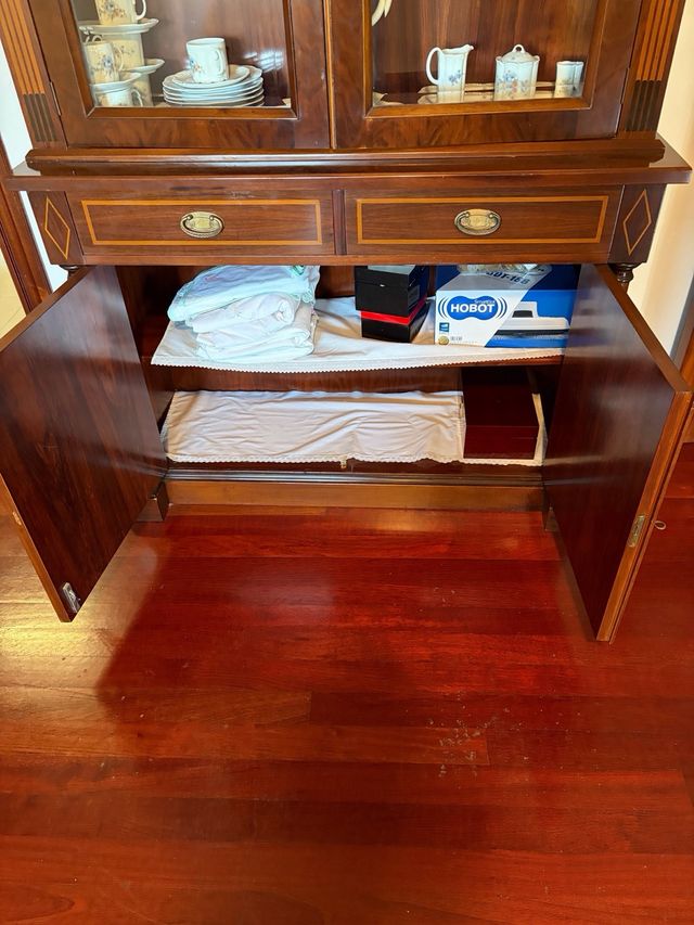 Vitrina de madera con detalles