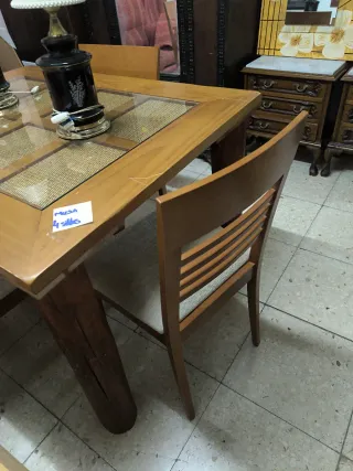 Mesa de comedor con 4 sillas