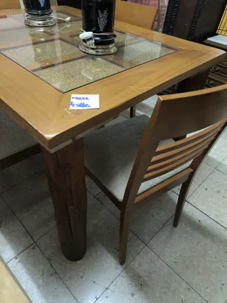 Mesa de comedor con 4 sillas