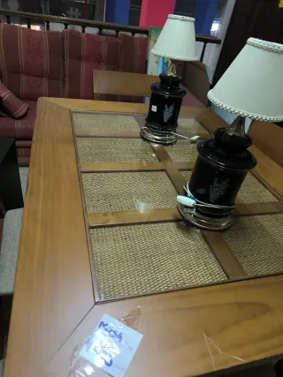 Mesa de comedor con 4 sillas