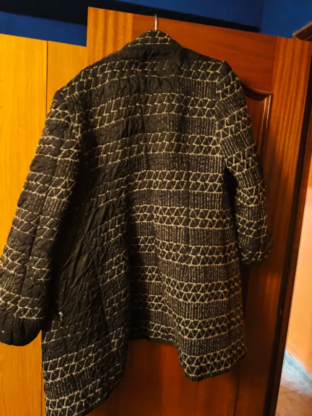 Abrigo negro con estampado geométrico