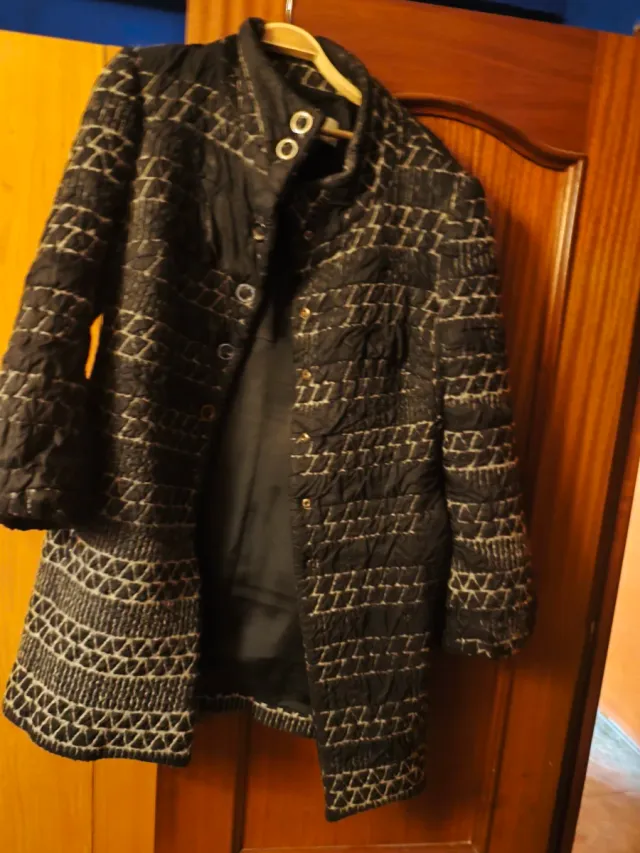 Abrigo negro con estampado geométrico