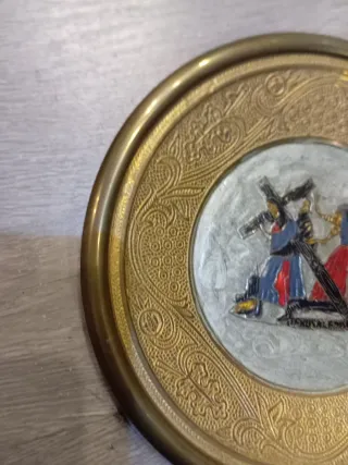 Plato latón Vía Crucis decorado