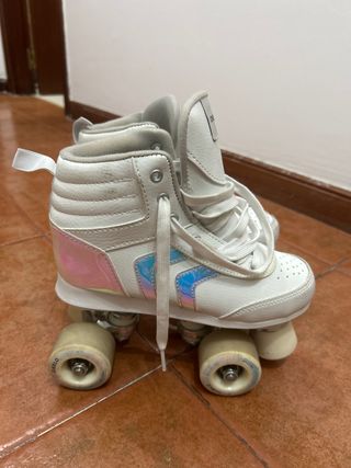 Patines blancos con detalles iridiscentes talla 33