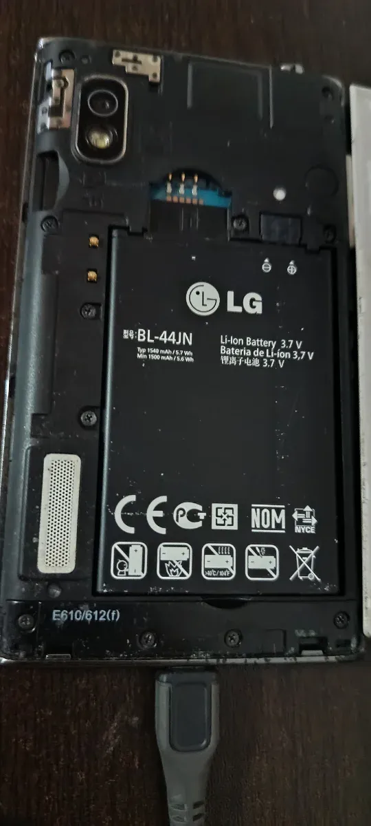 Telefono mobile LG bianco e argento