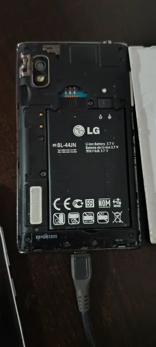 Telefono mobile LG bianco e argento