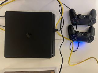 PS4 Slim 1TB + 2 Controller