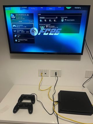 PS4 Slim 1TB + 2 Controller