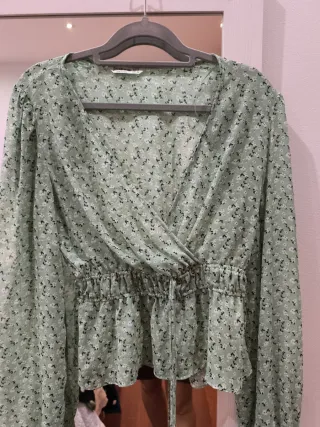 Blusa Stradivarius floral verde