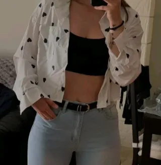 Camisa asimétrica con estampado de corazones