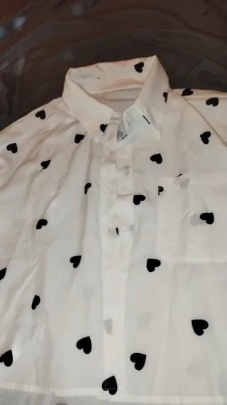 Camisa asimétrica con estampado de corazones