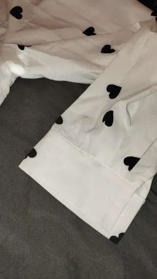 Camisa asimétrica con estampado de corazones