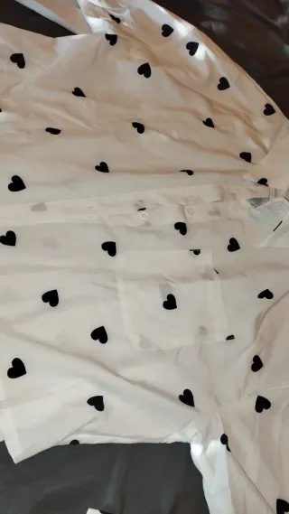 Camisa asimétrica con estampado de corazones