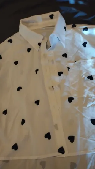 Camisa asimétrica con estampado de corazones