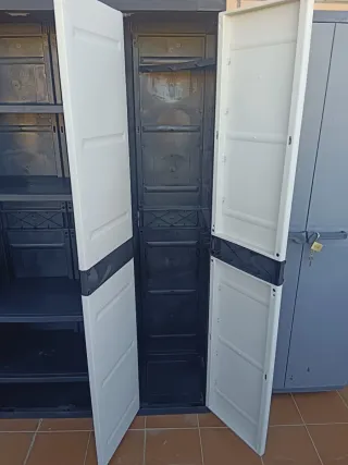 Armario Escobero Plástico Blanco y Gris.