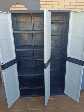 Armario Escobero Plástico Blanco y Gris.