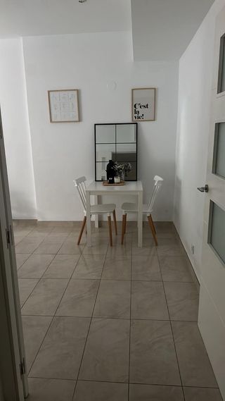 Mesa extensible y dos sillas