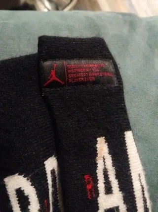 Gorro Jordan Negro y Rojo