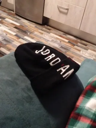Gorro Jordan Negro y Rojo