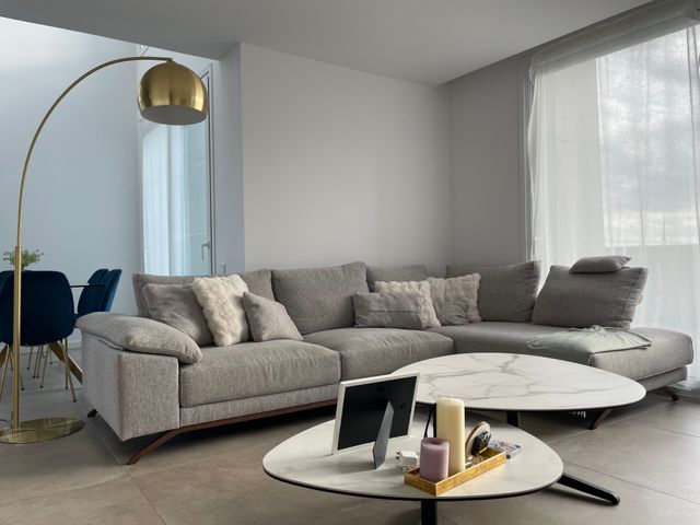 Divano ad angolo marrone, beige