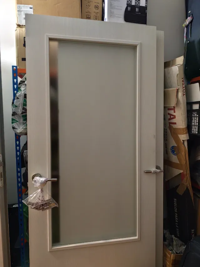 Puertas interiores madera y cristal.