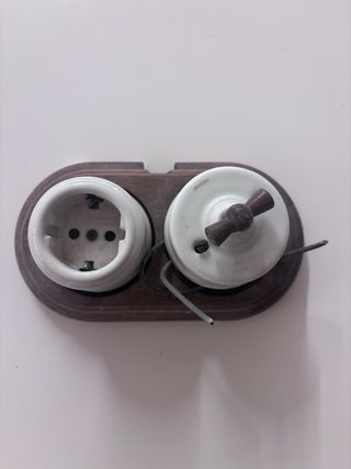 Enchufe y Interruptor Vintage Cerámica Madera