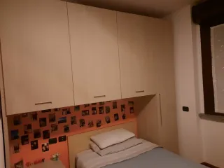 Scrivania,Mobile sopra il letto e letto